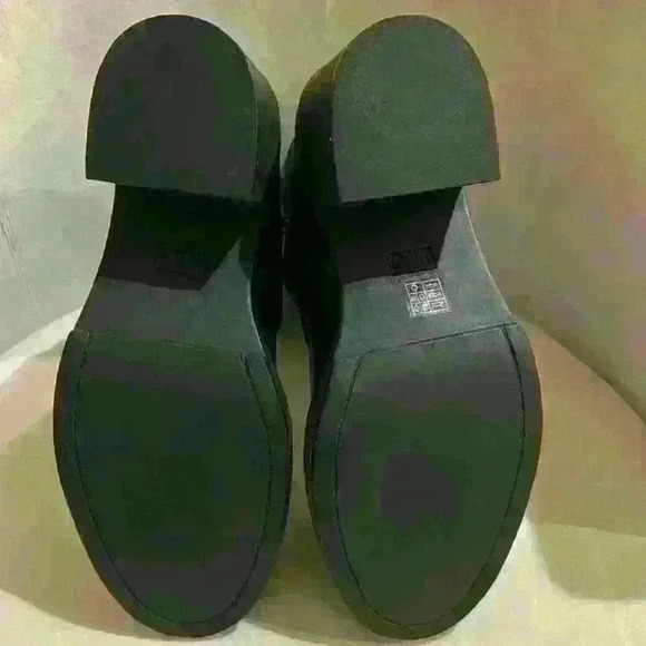 NWOT. No box. DKNY Women’s Daray Moto Leather Bootie. Color: Black. Size… - Picture 6 of 8